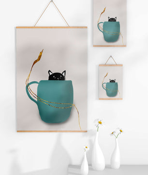 Katze in blaugrüner Tasse mit goldenen Elementen