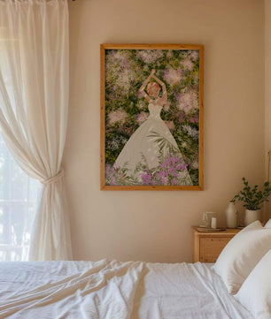 Mujer en vestido blanco acostada entre flores en un jardín