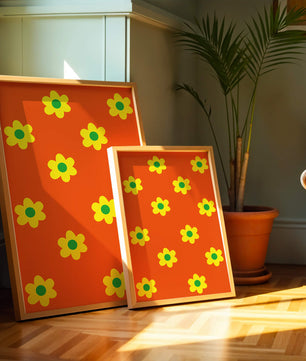 Buntes Blumenmuster mit gelben Blumen auf orangefarbenem Hintergrund