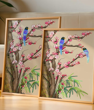 Illustration sereine d’oiseaux sur des branches en fleurs avec des feuilles de bambou