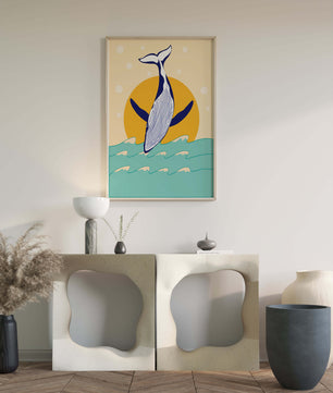 Ilustración de una ballena saltando sobre las olas con un fondo de sol