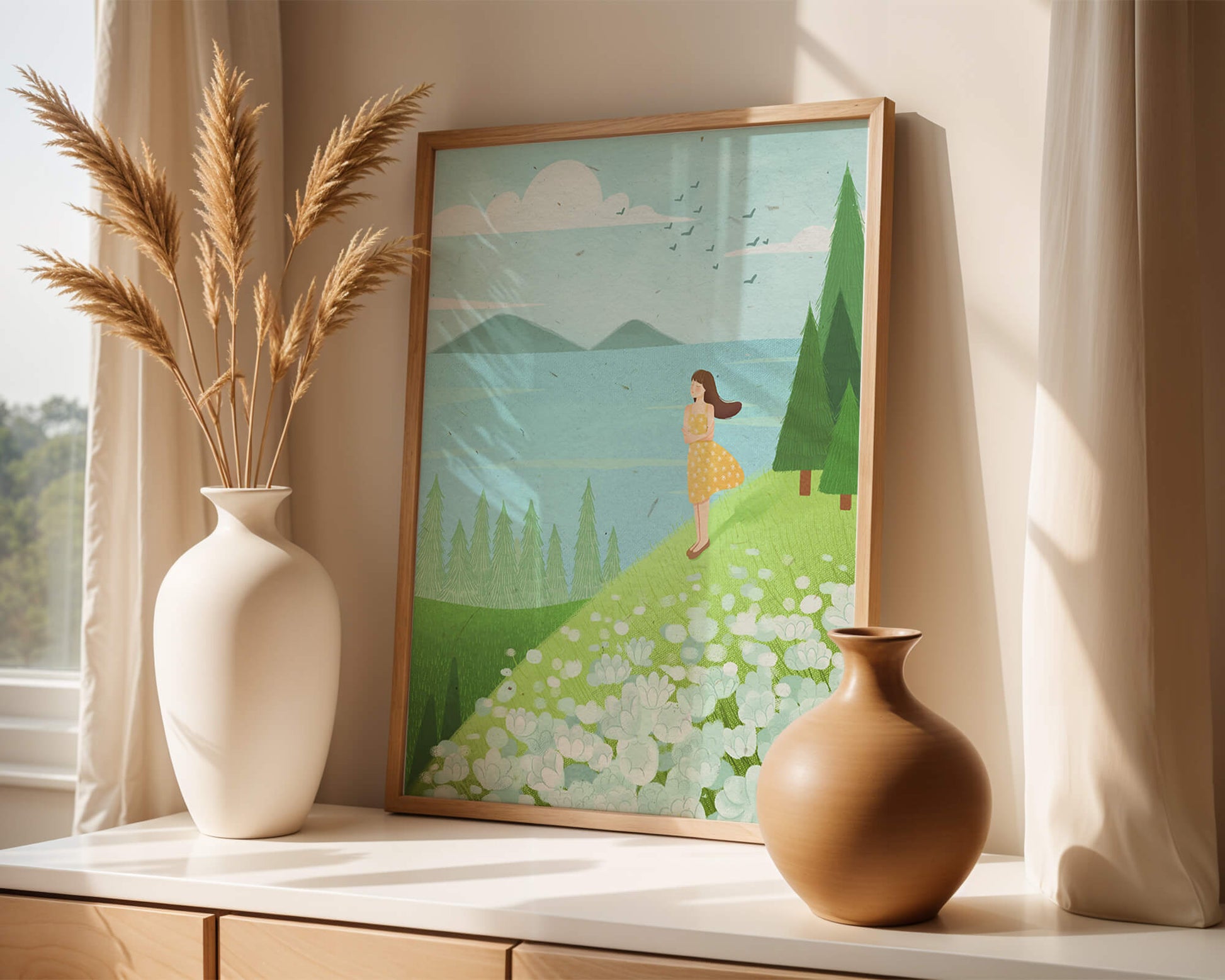 Mujer en vestido amarillo en la ladera con flores y árboles