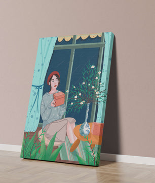 Mujer sosteniendo una caja de regalo en un interior acogedor con flores y ventana lluviosa