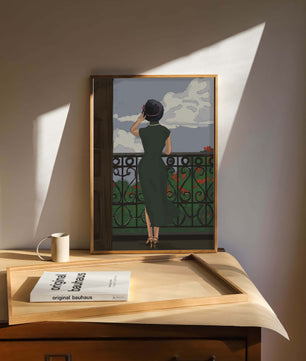 Mujer elegante en un balcón con vista pintoresca y flores rojas