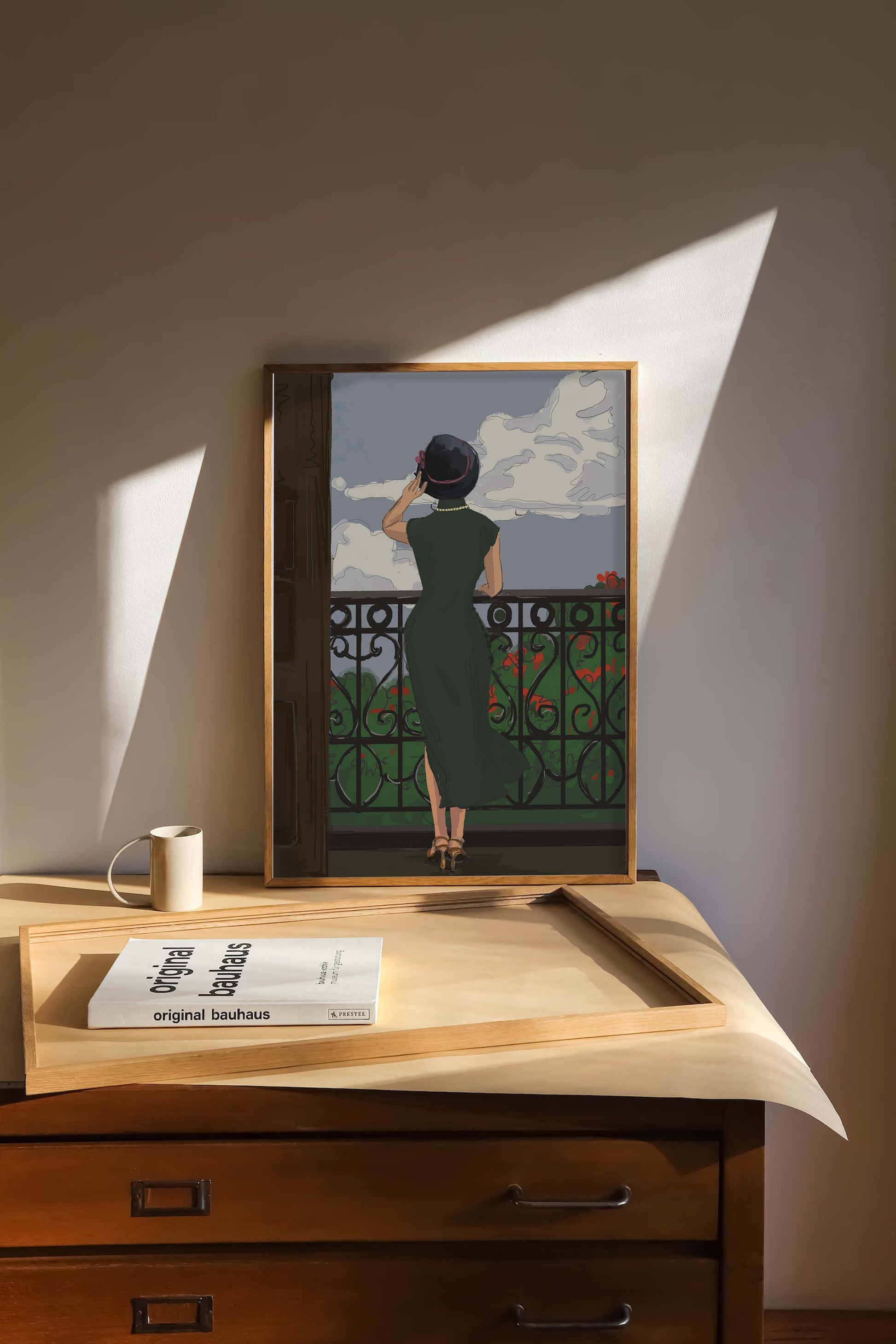 Mujer elegante en un balcón con vista pintoresca y flores rojas