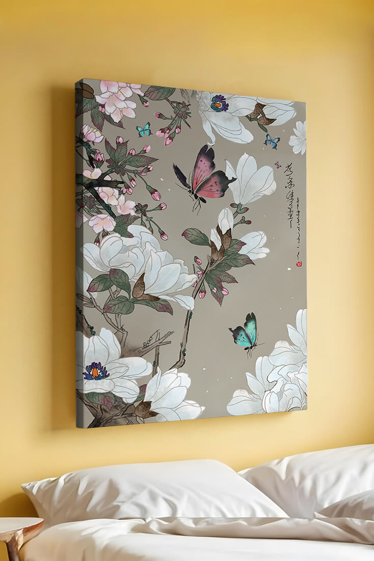 Mariposas y flores con suaves colores pastel y composición floral artística
