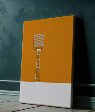 Katze schläft auf erhöhter Plattform vor orangefarbenem Hintergrund
