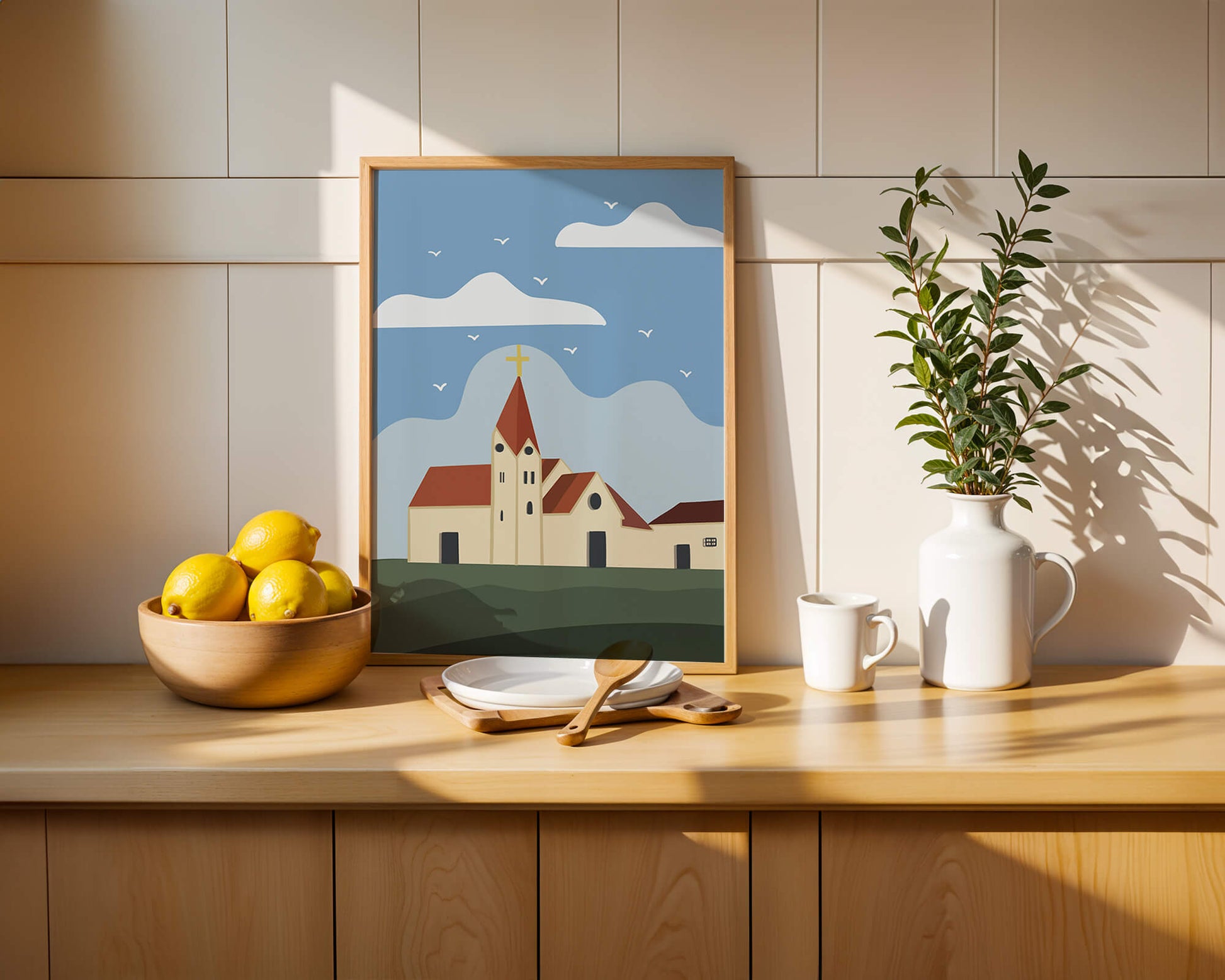 Paisaje idílico de iglesia con cruz dorada y cielo azul