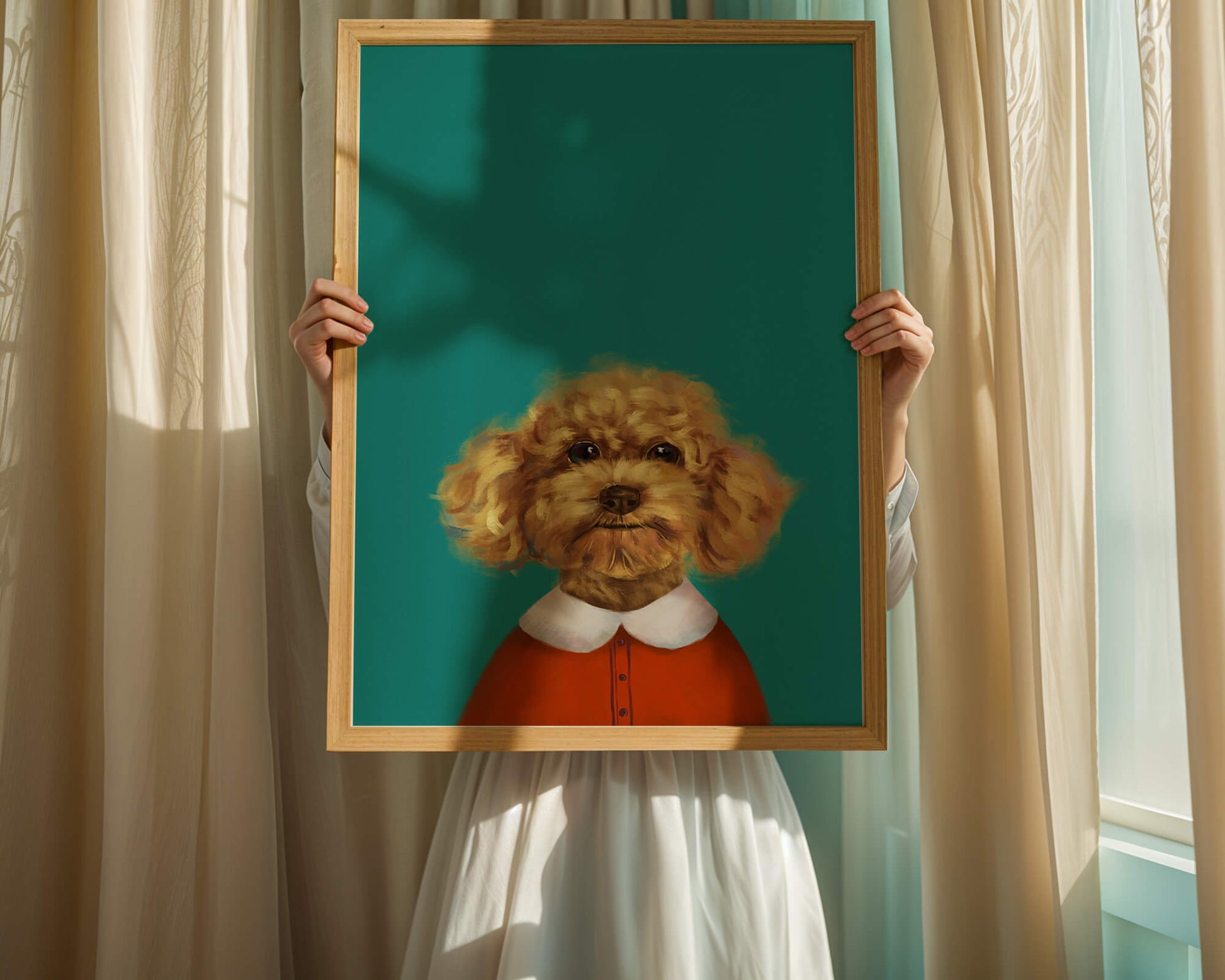Portrait de caniche charmant en tenue de fête sur fond turquoise