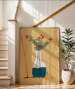 Vase avec des fleurs rouges et des accents dorés