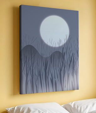 Ruhige Nachtlandschaft mit Vollmond und kahlen Bäumen