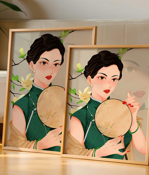 Mujer elegante con vestido tradicional sosteniendo un abanico decorativo con flores de magnolia