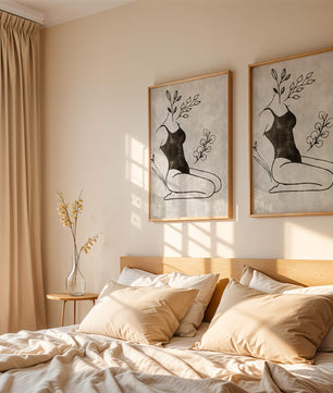 Abstrakte Frau mit botanischen Elementen im minimalistischen Stil