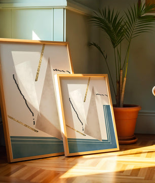 Abstraktes geometrisches Kunstwerk mit goldenen Elementen