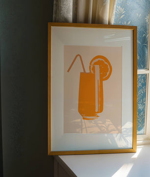 Ilustración de jugo de naranja con pajilla y rodaja de naranja