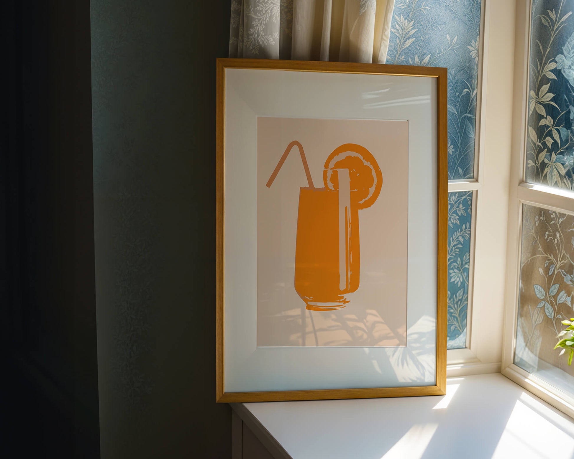 Ilustración de jugo de naranja con pajilla y rodaja de naranja