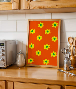 Buntes Blumenmuster mit gelben Blumen auf orangefarbenem Hintergrund