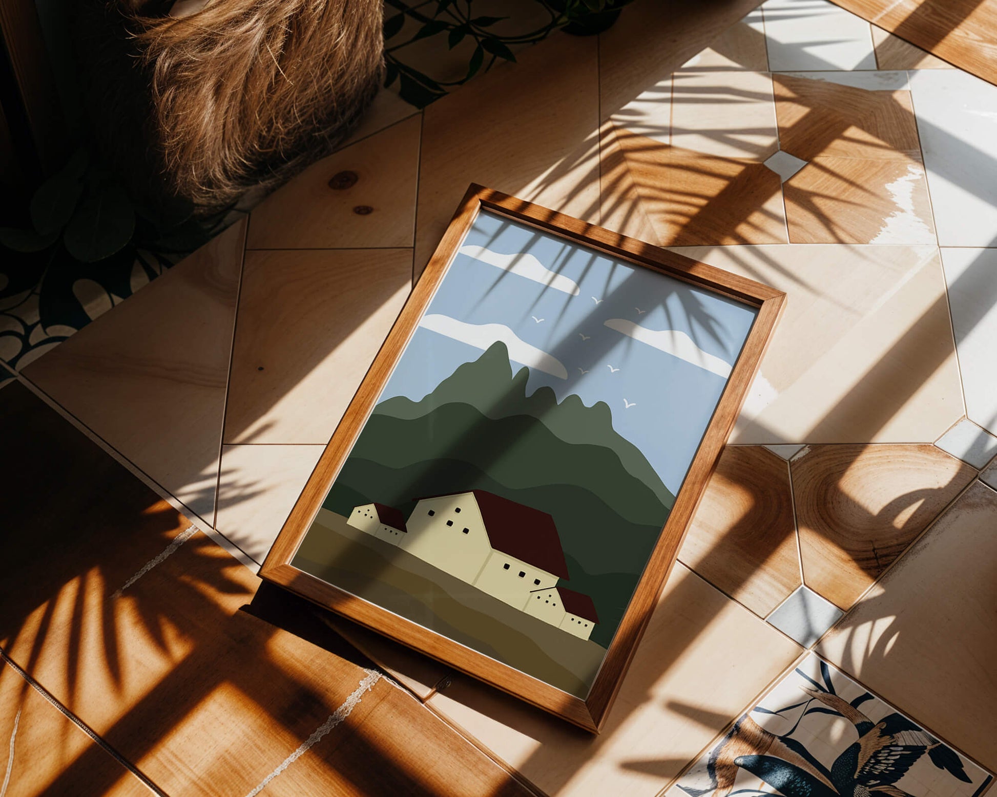 Paisaje minimalista de montaña con casas y pájaros en el cielo