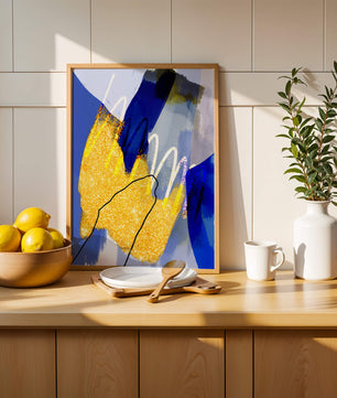 Pintura abstracta azul y amarilla con detalles dorados
