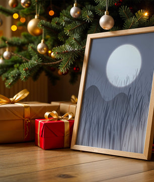 Ruhige Nachtlandschaft mit Vollmond und kahlen Bäumen