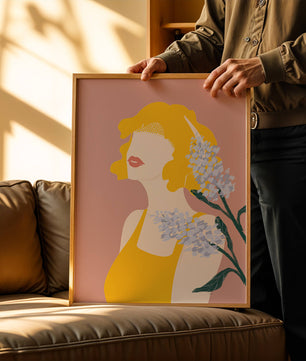 Retrato de una mujer con cabello amarillo y elementos florales sobre fondo rosa