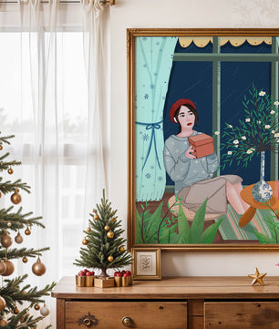 Mujer sosteniendo una caja de regalo en un interior acogedor con flores y ventana lluviosa