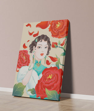 Mujer elegante rodeada de vibrantes flores y pétalos rojos