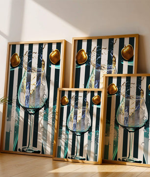 Elegante copa de champán con manzanas doradas y fondo a rayas
