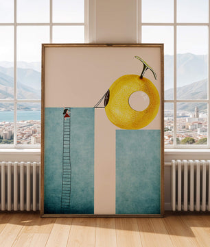 Mujer subiendo una escalera hacia una fruta amarilla gigante