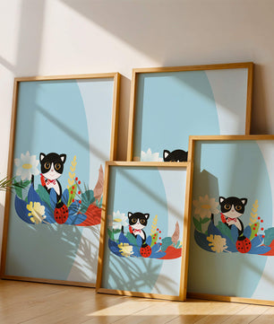 Ilustración de un gato con mariquita y flores sobre fondo azul claro