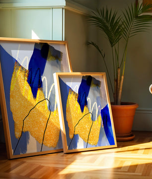Pintura abstracta azul y amarilla con detalles dorados