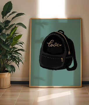 Elegante mochila negra con detalles dorados e inscripción de amor