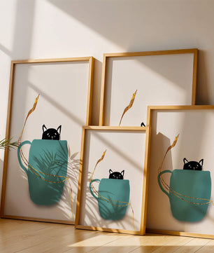 Katze in blaugrüner Tasse mit goldenen Elementen