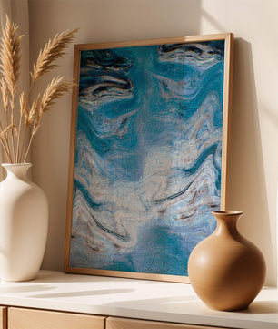 Pintura texturizada abstracta en azul y crema con patrones giratorios