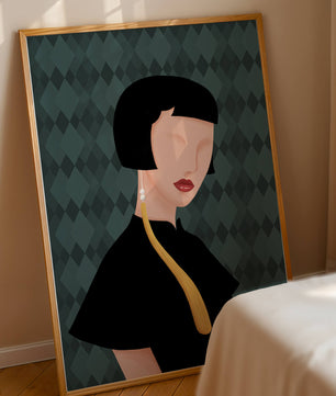 Femme élégante aux cheveux courts et boucles d’oreilles dorées sur un fond à motifs