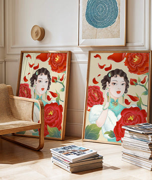 Mujer elegante rodeada de vibrantes flores y pétalos rojos