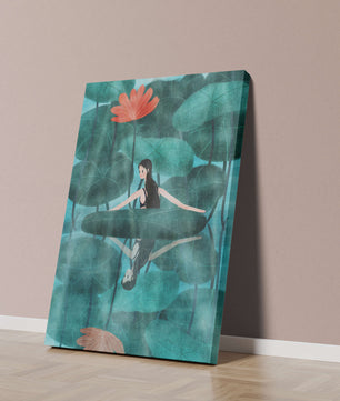 Femme réfléchissant parmi des feuilles de lotus et des fleurs avec une image miroir