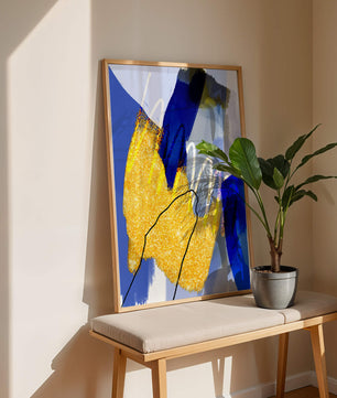 Pintura abstracta azul y amarilla con detalles dorados