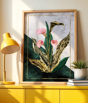 Abstrakte botanische Kunst mit rosa Calla-Lilien und goldenen Blättern