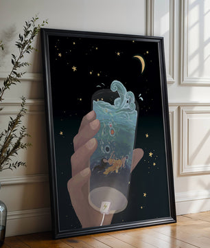 Escena abstracta del cielo nocturno con una mano sosteniendo un vaso de agua agitada.