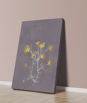 Gelbe Blumen vor einem strukturierten violetten Hintergrund