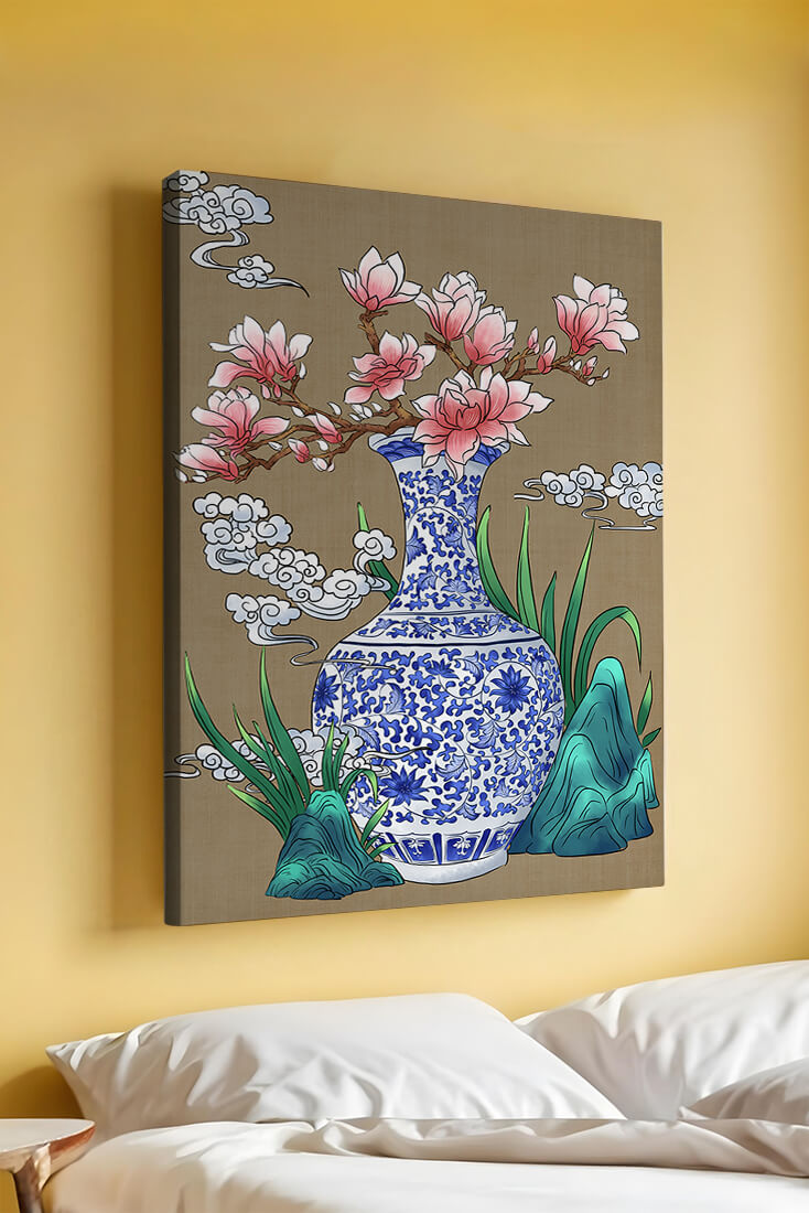 Elegante arreglo floral en jarrón de porcelana azul y blanca con magnolias.