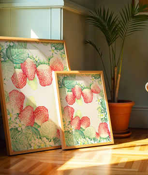 Ilustración de fresas y flores con hojas verdes exuberantes