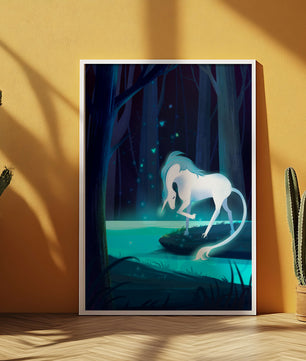Escena nocturna encantadora con un unicornio junto a un arroyo del bosque