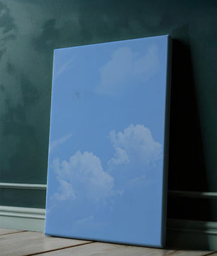 Cielo azul brillante con nubes blancas esponjosas