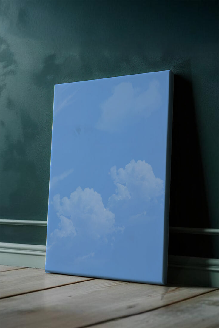 Cielo azul brillante con nubes blancas esponjosas