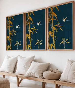 Goldener Bambus und Vogel vor tiefblauem Hintergrund