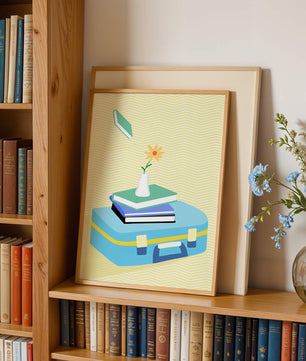 Naturaleza muerta colorida con libros, jarrón de flores y maleta