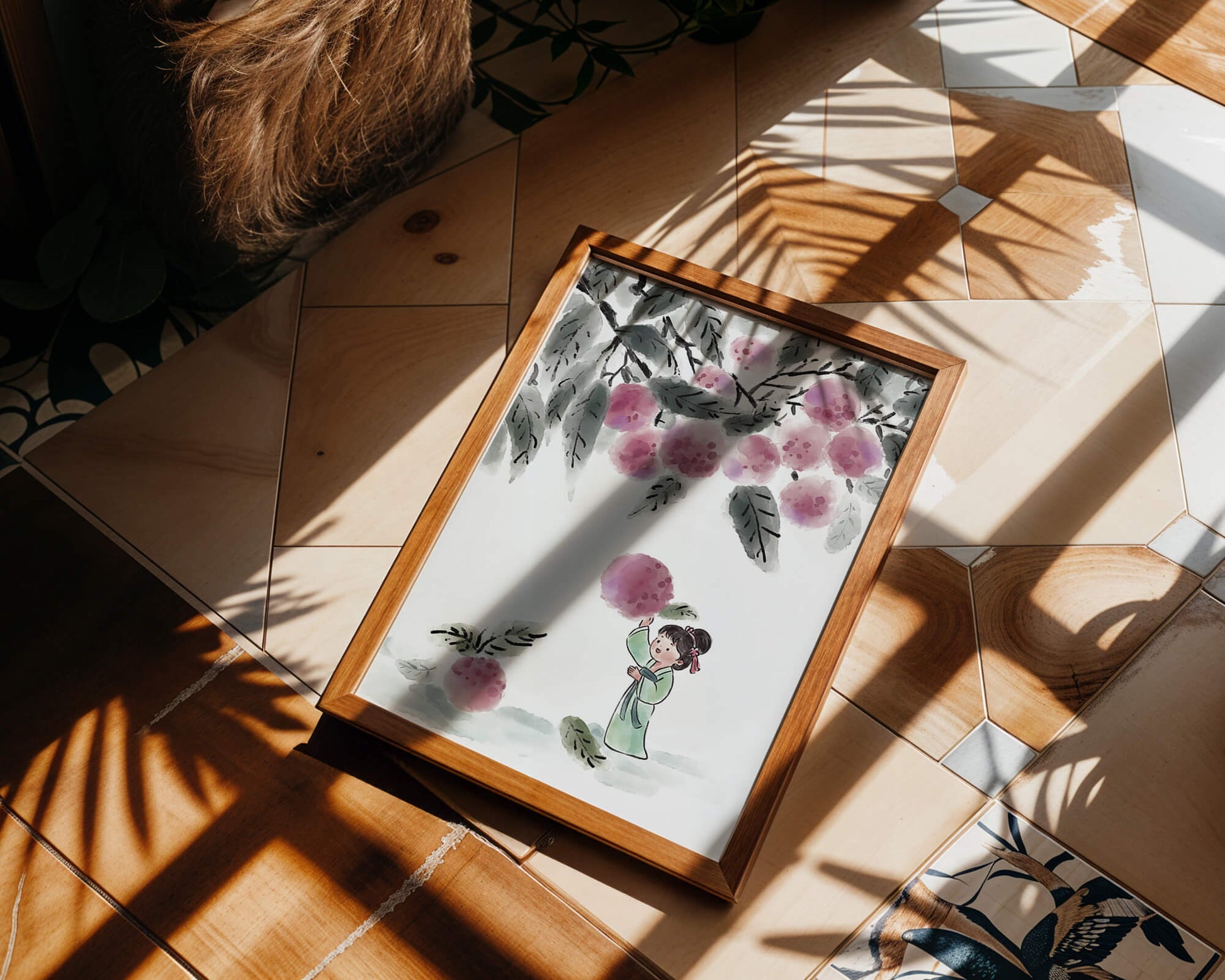 Ilustración encantadora de un niño con ropa tradicional, bayas vibrantes y hojas exuberantes