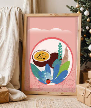 Ilustración de frutas tropicales y hojas con una mariquita sobre un fondo rosa